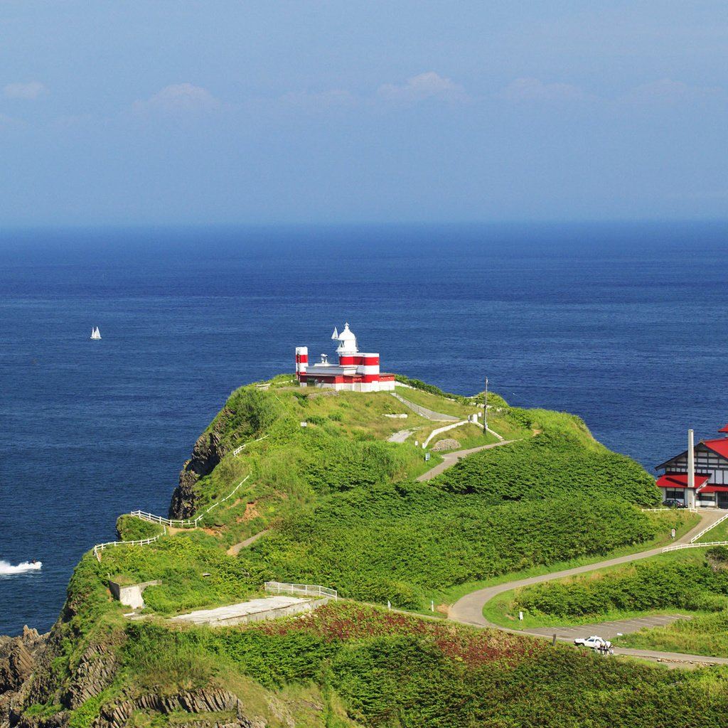 Обои море, япония, дома, даль, хоккайдо, зеленый холм, sea, japan, home, dal, hokkaido, green hill разрешение 1920x1200 Загрузить