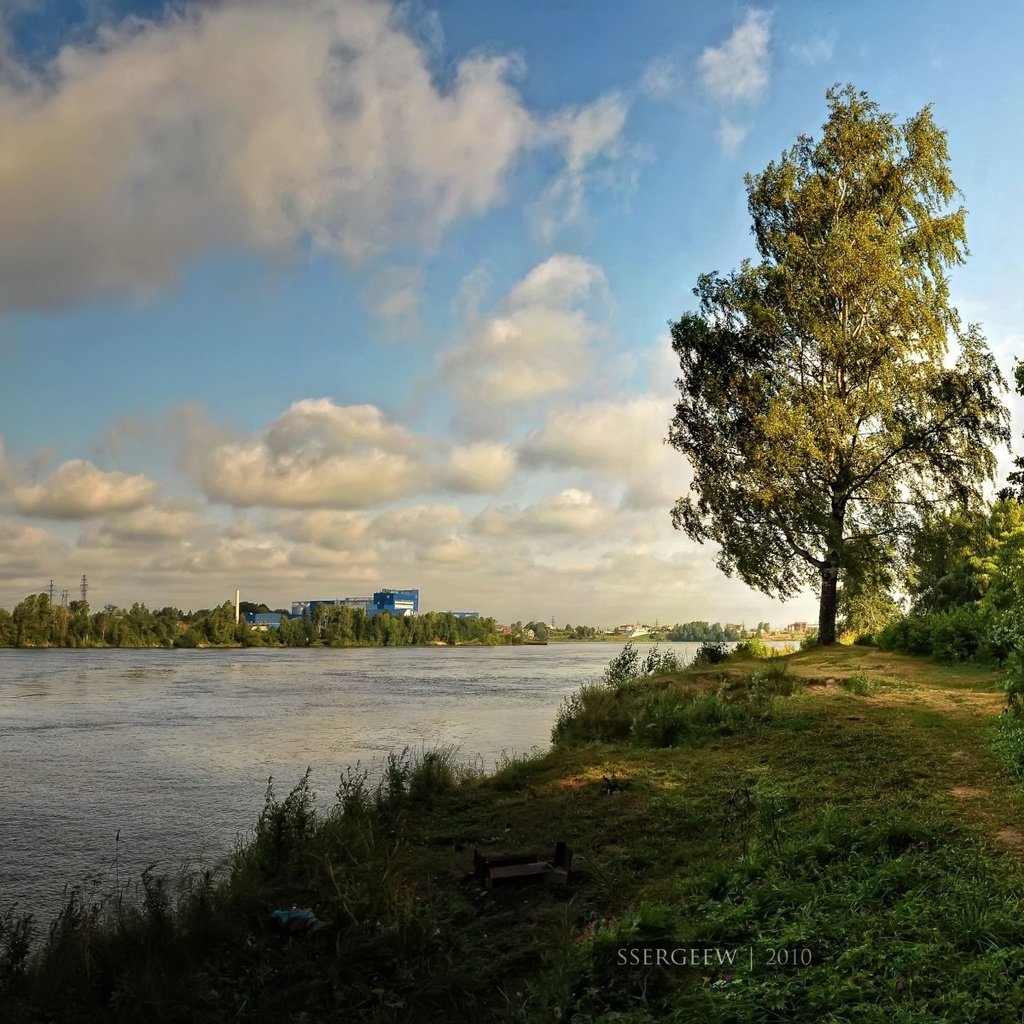 Обои облака, деревья, река, serg-sergeew, clouds, trees, river разрешение 1924x1200 Загрузить