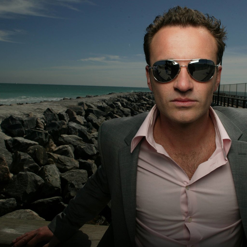 Обои камни, море, актёр, джулиан макмэхон, stones, sea, actor, julian mcmahon разрешение 1920x1440 Загрузить