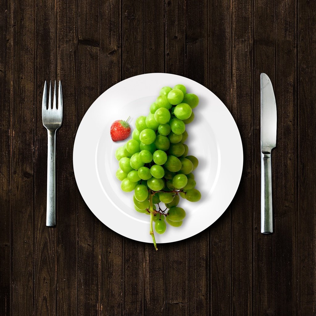 Обои виноград, вилка, тарелка, ножик, grapes, plug, plate, knife разрешение 2560x1600 Загрузить
