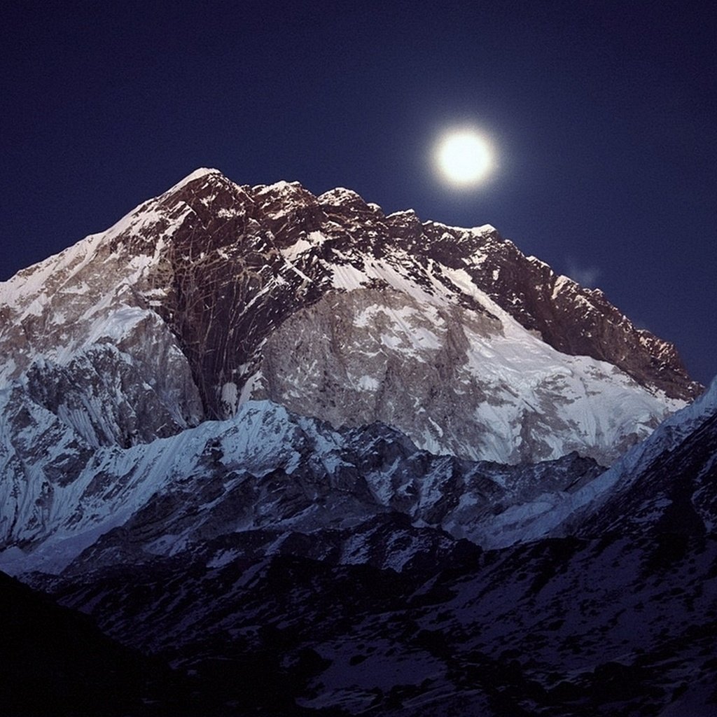 Обои небо, горы, луна, вершина, непал, the sky, mountains, the moon, top, nepal разрешение 1920x1080 Загрузить