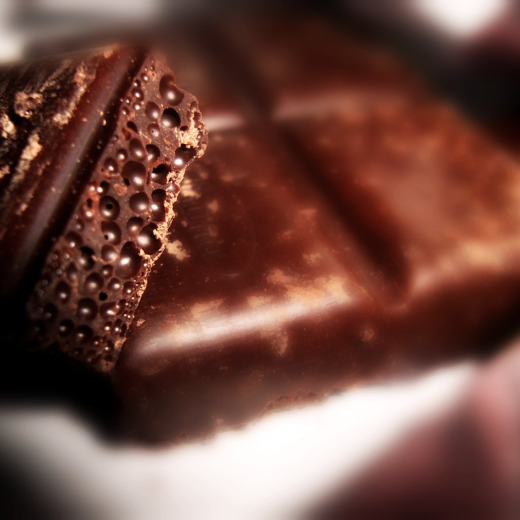 Обои шоколад, пузырьки, шоколадка, воздушный шоколад, пористый шоколад, chocolate, bubbles, air chocolate, porous chocolate разрешение 2800x1867 Загрузить