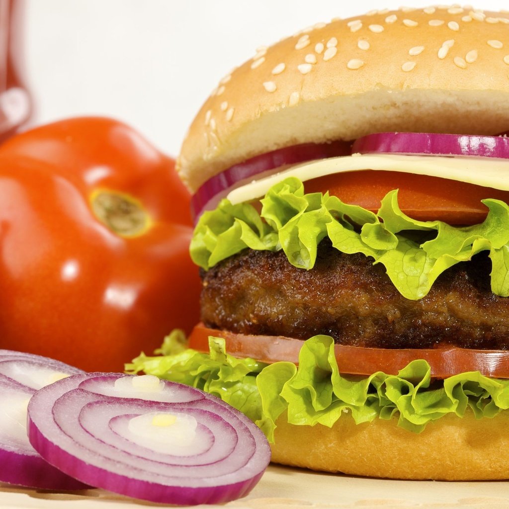 Обои гамбургер, помидоры, булка, фаст фуд, быстрое питание, hamburger, tomatoes, roll, fast food разрешение 2560x1512 Загрузить