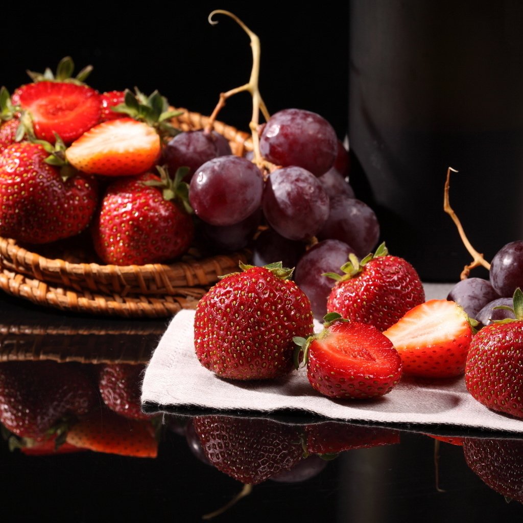 Обои виноград, клубника, ягоды, grapes, strawberry, berries разрешение 1920x1200 Загрузить