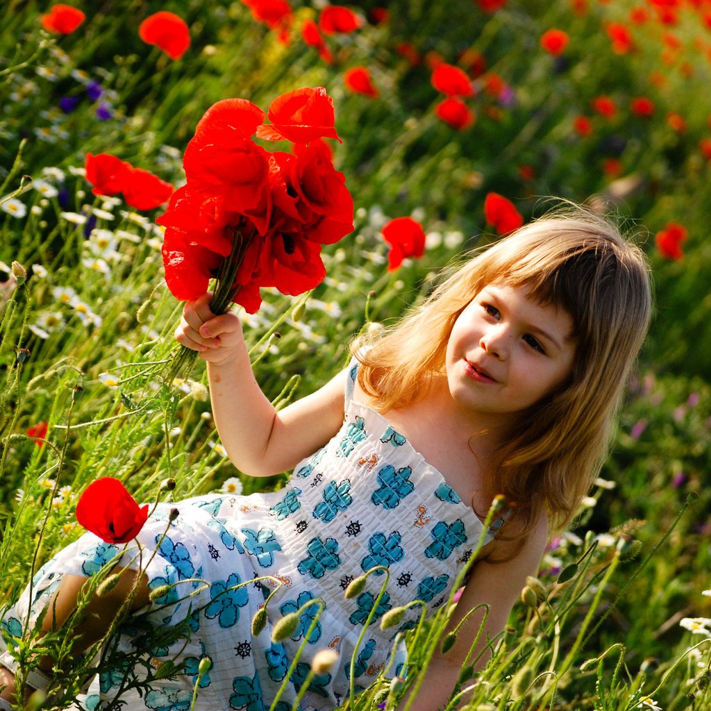 Обои цветы, поле, лето, дети, девочка, ребенок, счастье, детство, flowers, field, summer, children, girl, child, happiness, childhood разрешение 1920x1285 Загрузить