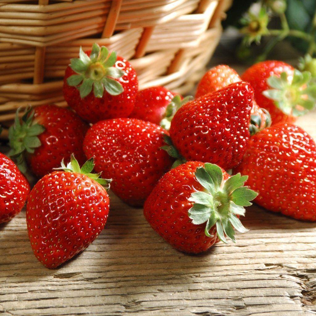 Обои ягода, клубника, корзинка, деревянная поверхность, berry, strawberry, basket, wooden surface разрешение 1920x1200 Загрузить