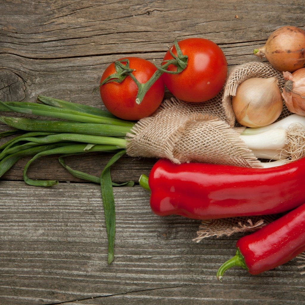 Обои лук, овощи, натюрморт, перец, томаты, bow, vegetables, still life, pepper, tomatoes разрешение 2560x1600 Загрузить