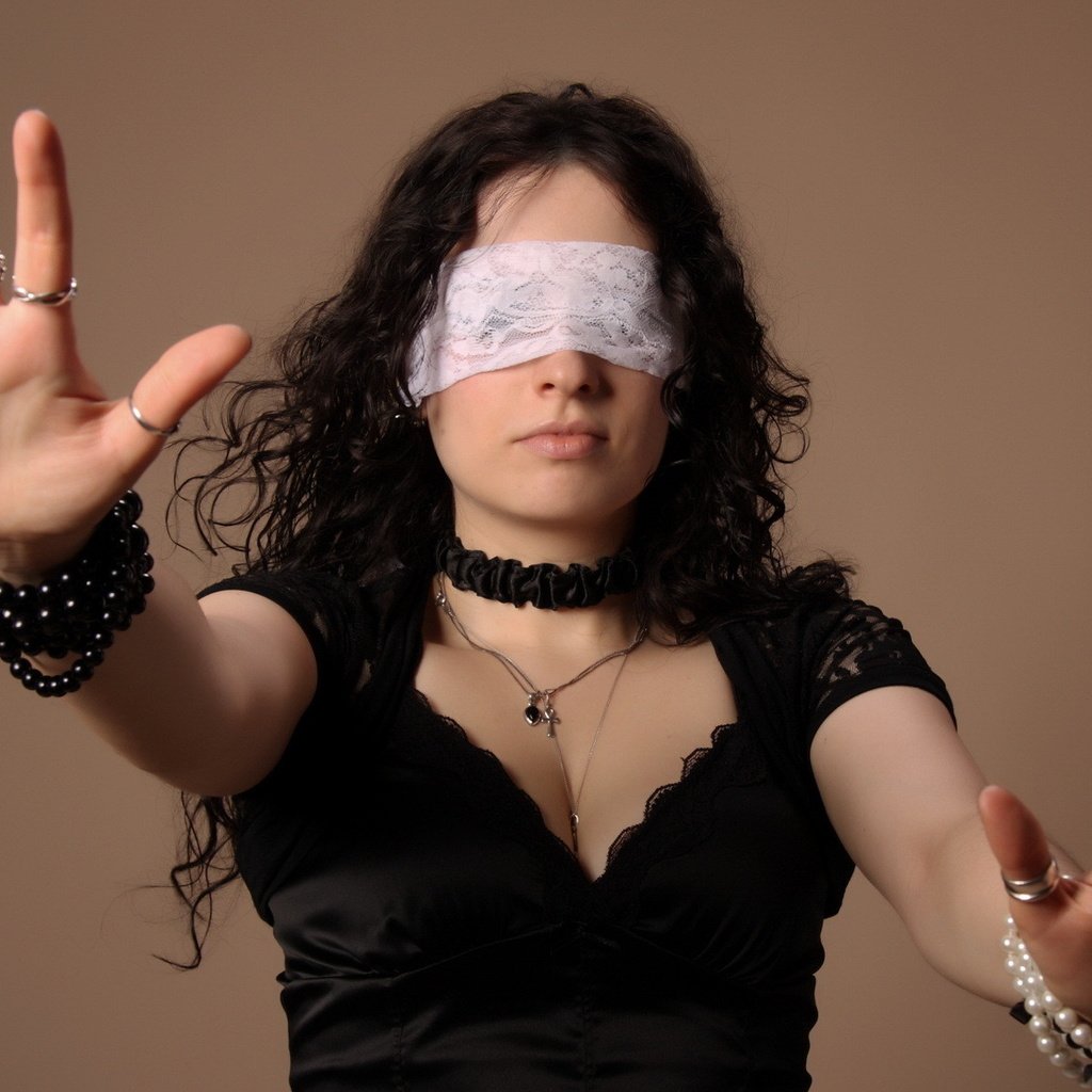 Обои руки, повязка, завязанные глаза, hands, headband, blindfold разрешение 1920x1200 Загрузить