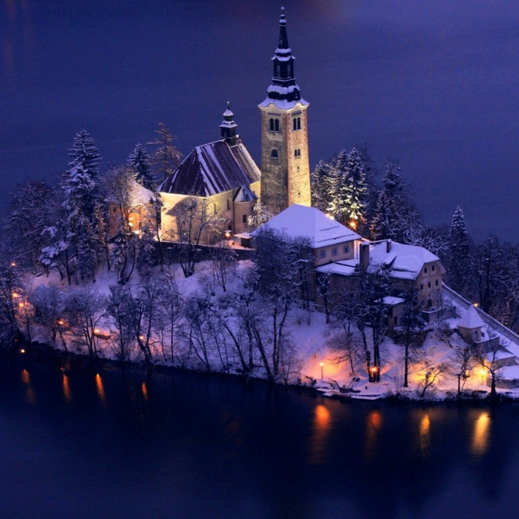 Обои деревья, остров, огни, вечер, озеро, снег, зима, башня, дома, trees, island, lights, the evening, lake, snow, winter, tower, home разрешение 1932x1208 Загрузить