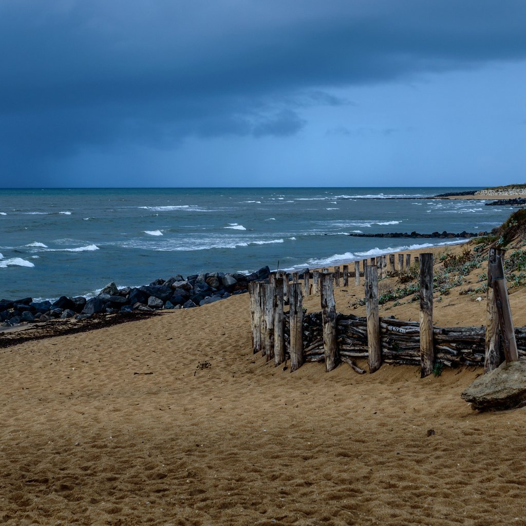 Обои камни, берег, песок, пляж, ограждение, океан, stones, shore, sand, beach, the fence, the ocean разрешение 2048x1390 Загрузить