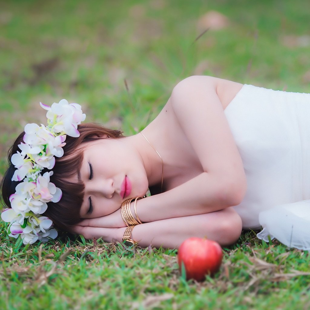 Обои цветы, трава, девушка, поза, яблоко, венок, азиатка, flowers, grass, girl, pose, apple, wreath, asian разрешение 2560x1539 Загрузить