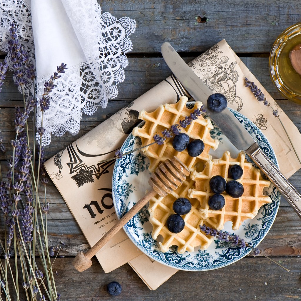 Обои лаванда, черника, мед, выпечка, вафли, anna verdina, lavender, blueberries, honey, cakes, waffles разрешение 2000x1331 Загрузить