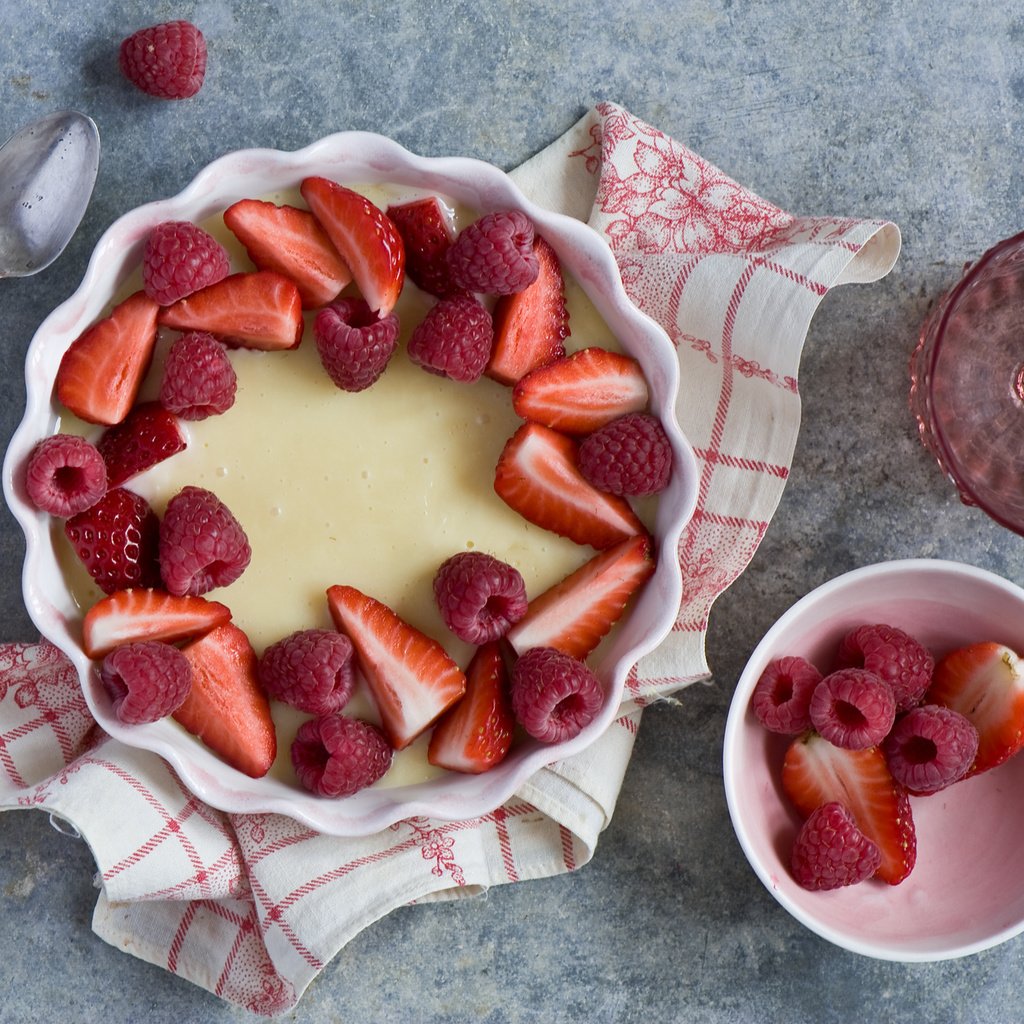 Обои малина, клубника, ягоды, стакан, пирог, anna verdina, ложки, raspberry, strawberry, berries, glass, pie, spoon разрешение 2000x1331 Загрузить