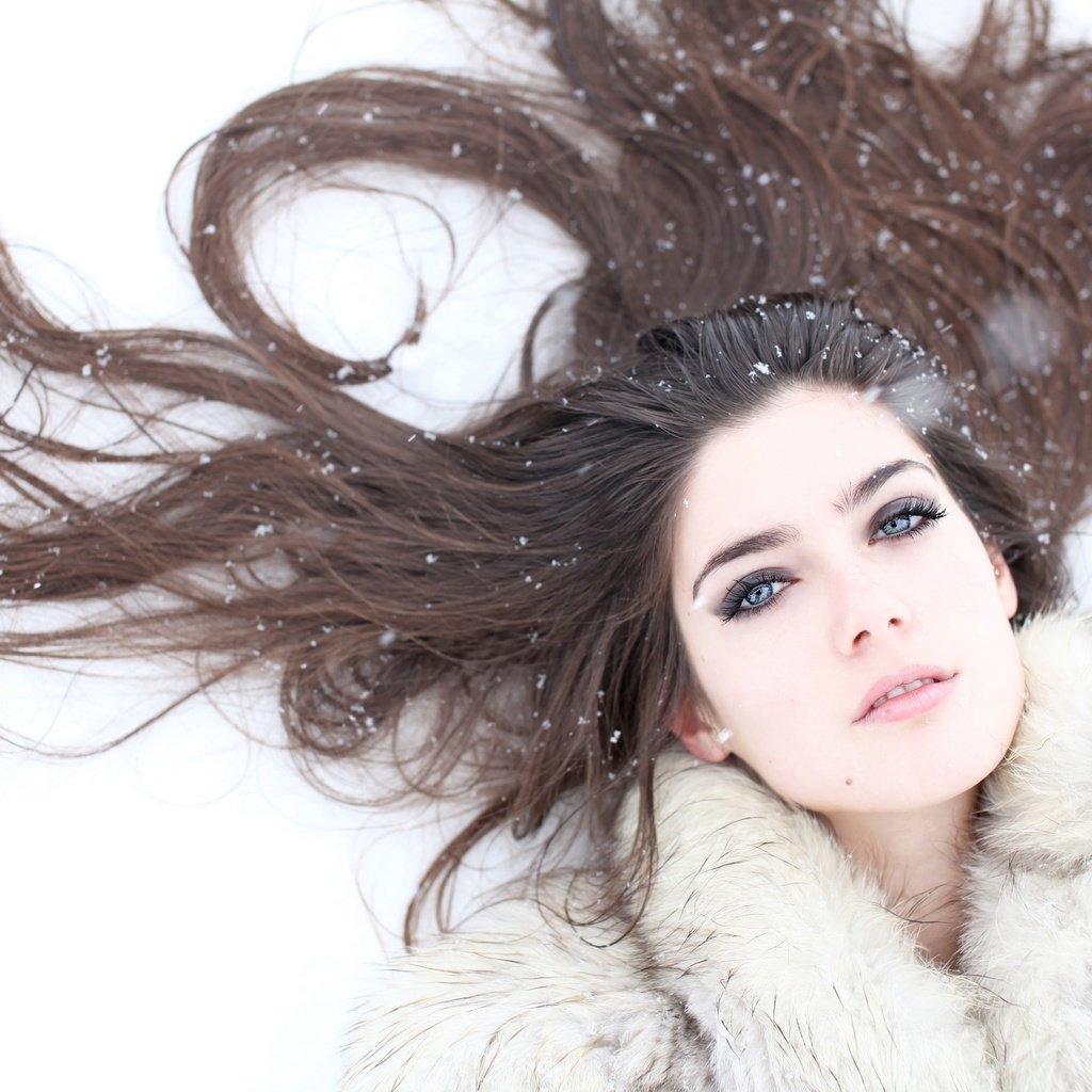 Обои снег, зима, снежинки, брюнетка, волосы, шуба, snow, winter, snowflakes, brunette, hair, coat разрешение 2048x1365 Загрузить