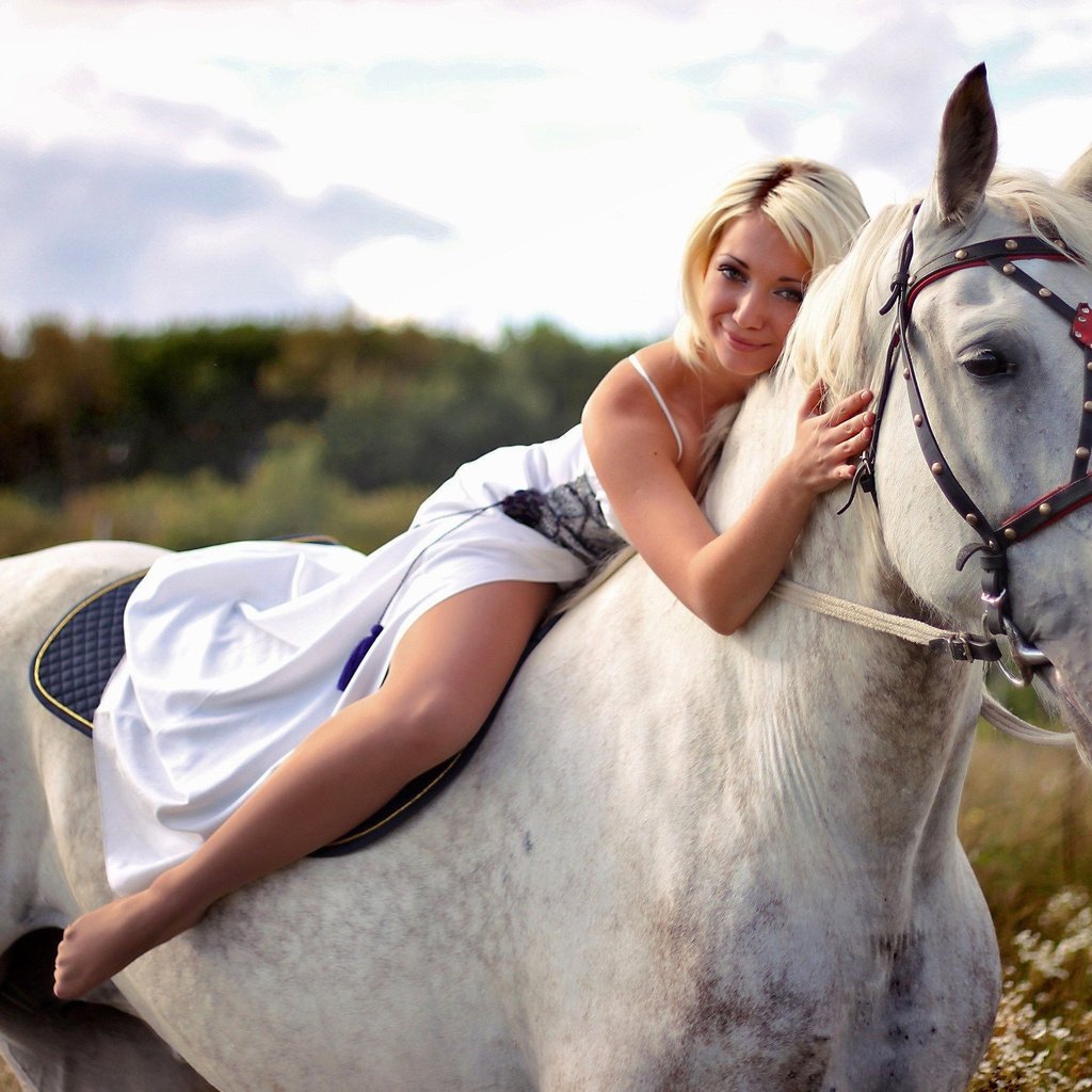 Обои лошадь, девушка, платье, блондинка, horse, girl, dress, blonde разрешение 2560x1707 Загрузить