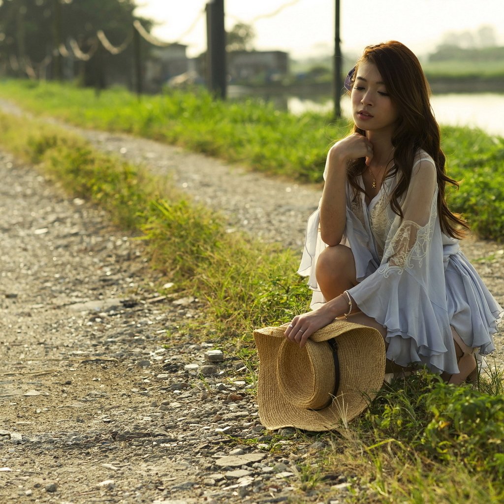 Обои дорога, трава, девушка, модель, волосы, шляпа, road, grass, girl, model, hair, hat разрешение 1920x1200 Загрузить