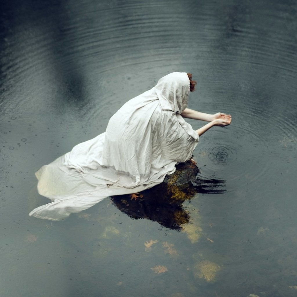 Обои вода, листья, девушка, отражение, дождь, рыжеволосая, water, leaves, girl, reflection, rain, redhead разрешение 1920x1200 Загрузить