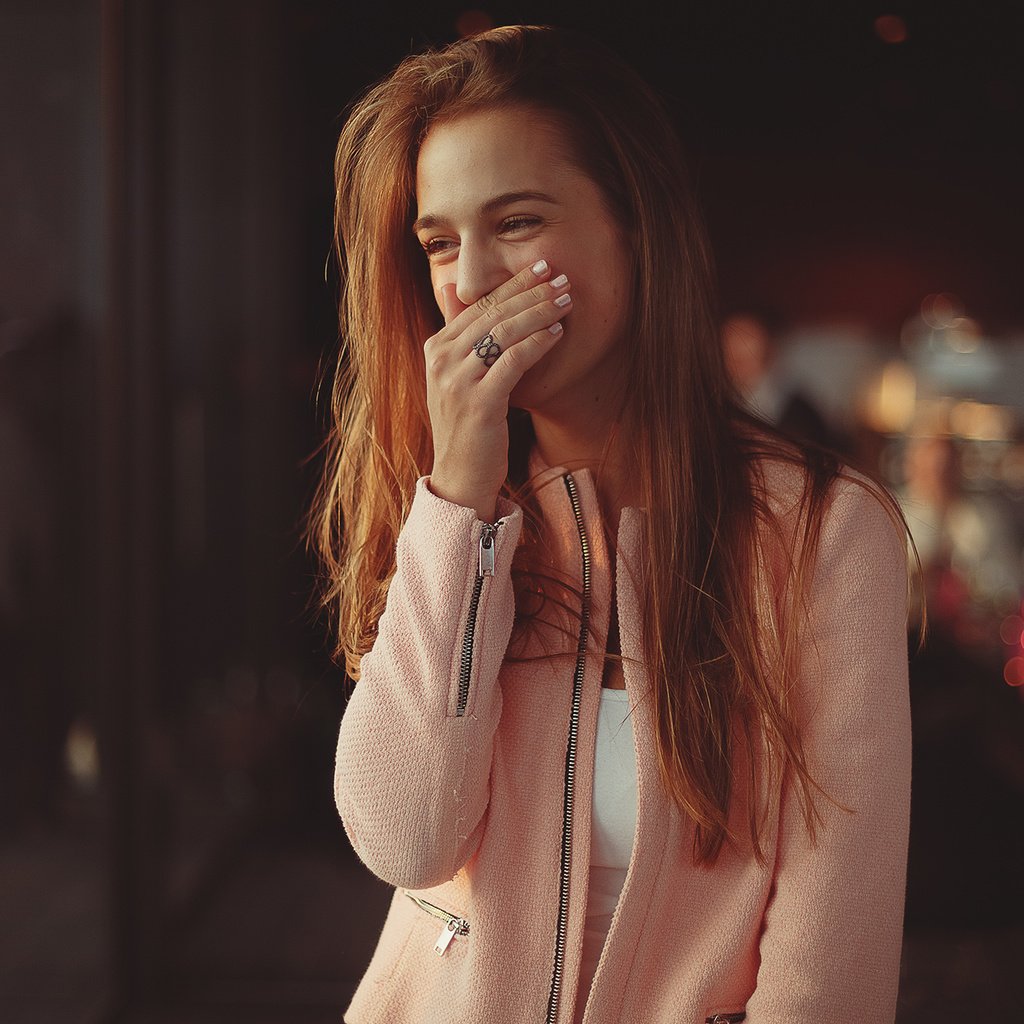 Обои девушка, кольцо, пальто, смеётся, girl, ring, coat, laughs разрешение 2048x1365 Загрузить