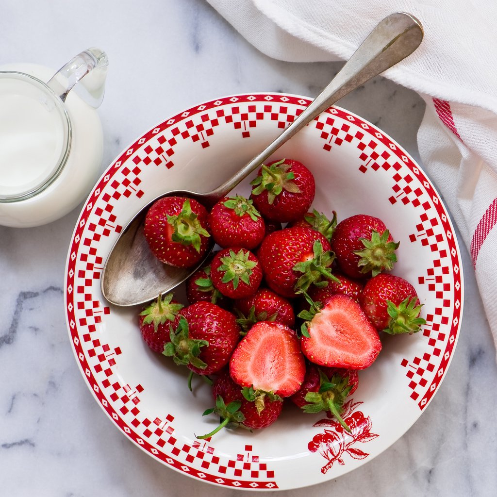 Обои клубника, ягоды, полотенце, тарелка, сливки, ложка, кувшинчик, strawberry, berries, towel, plate, cream, spoon, jug разрешение 4048x2816 Загрузить