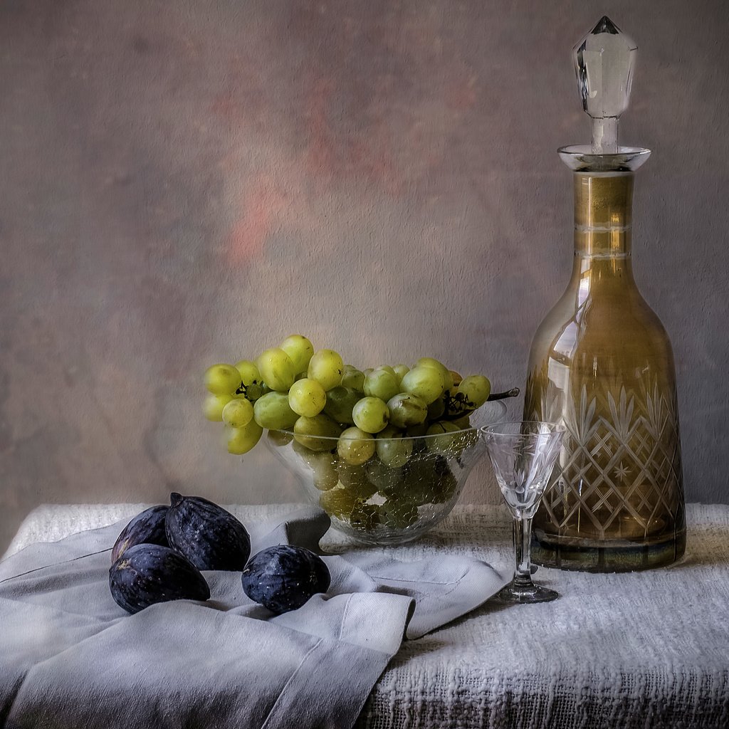 Обои виноград, ваза, натюрморт, графин, инжир, рюмка, grapes, vase, still life, decanter, figs, glass разрешение 4292x2814 Загрузить