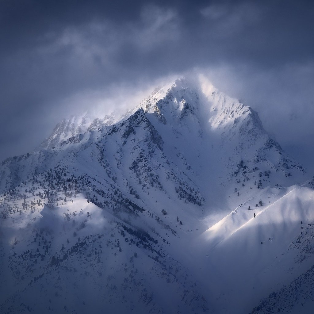 Обои свет, облака, горы, снег, зима, гора, light, clouds, mountains, snow, winter, mountain разрешение 1920x1200 Загрузить