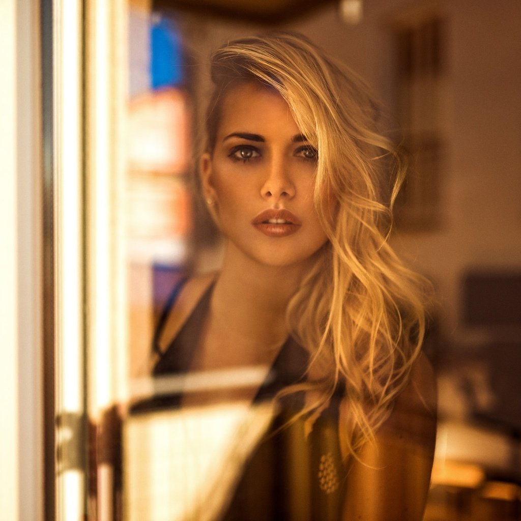 Обои блондинка, девушки, окно, стекло, blonde, girls, window, glass разрешение 2048x1367 Загрузить