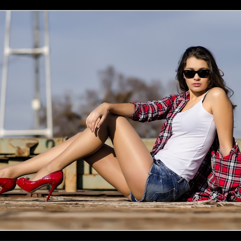 Обои девушка, модель, ножки, майка, рубашка, шорты, ana chirilov, girl, model, legs, mike, shirt, shorts разрешение 2048x1488 Загрузить