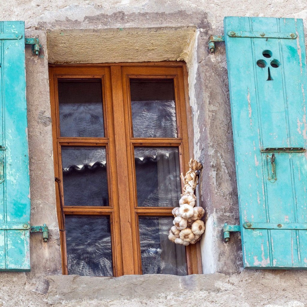 Обои окно, ставни, чеснок, window, shutters, garlic разрешение 2048x1410 Загрузить
