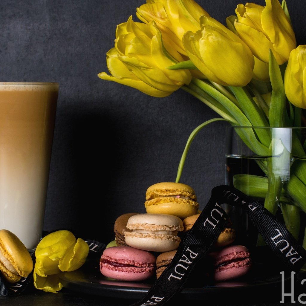 Обои цветы, кофе, букет, тюльпаны, печенье, макаруны, латте, flowers, coffee, bouquet, tulips, cookies, macaroon, latte разрешение 2400x1574 Загрузить