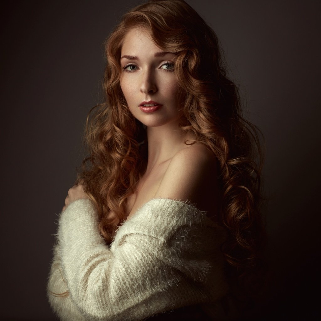 Обои девушка, взгляд, кудри, волосы, красотка, girl, look, curls, hair, beauty разрешение 2560x1707 Загрузить