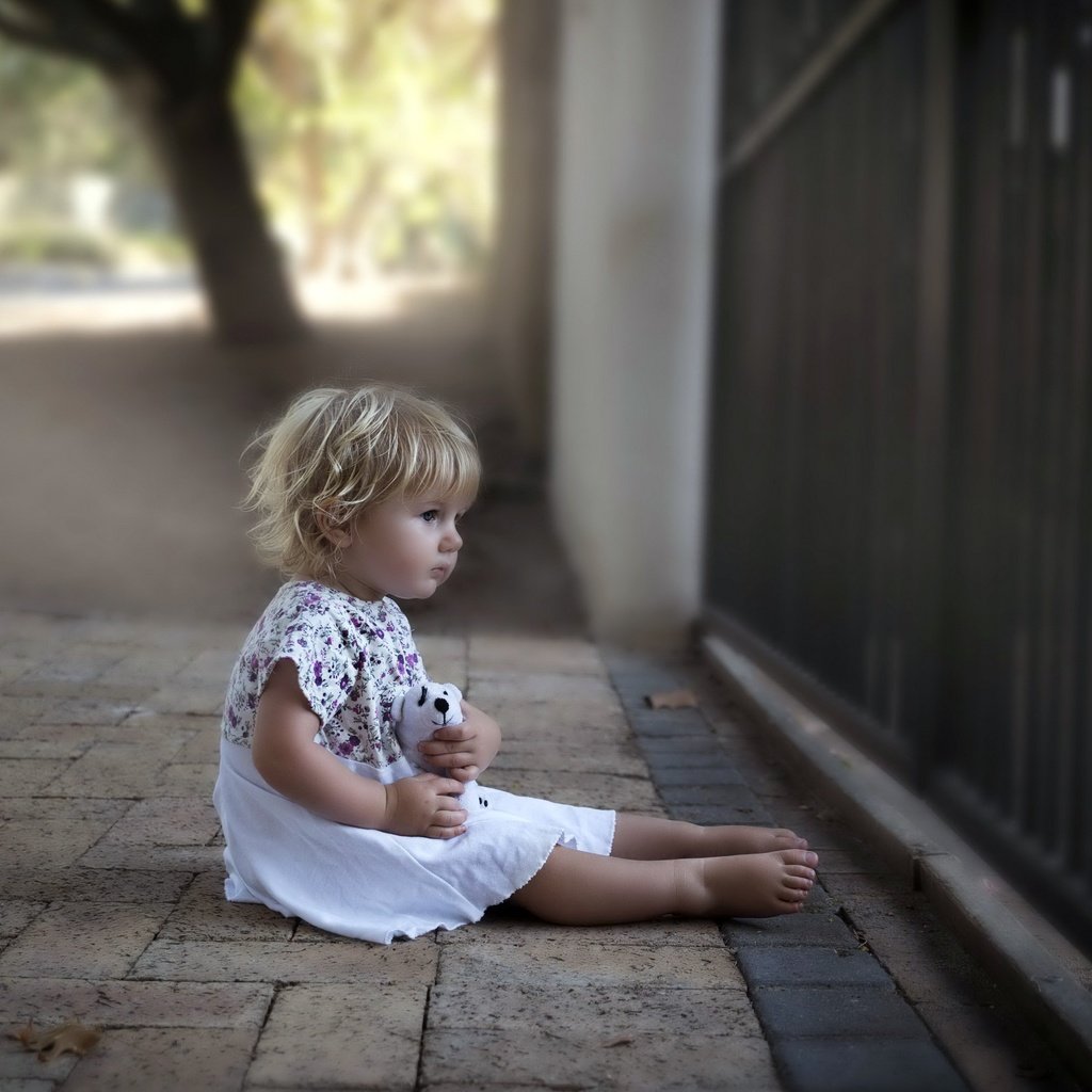 Обои город, дети, девочка, улица, волосы, лицо, the city, children, girl, street, hair, face разрешение 2560x1707 Загрузить