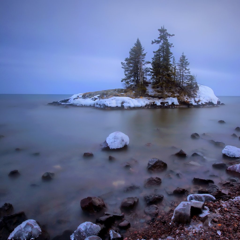 Обои деревья, природа, камни, берег, зима, море, остров, trees, nature, stones, shore, winter, sea, island разрешение 2048x1358 Загрузить