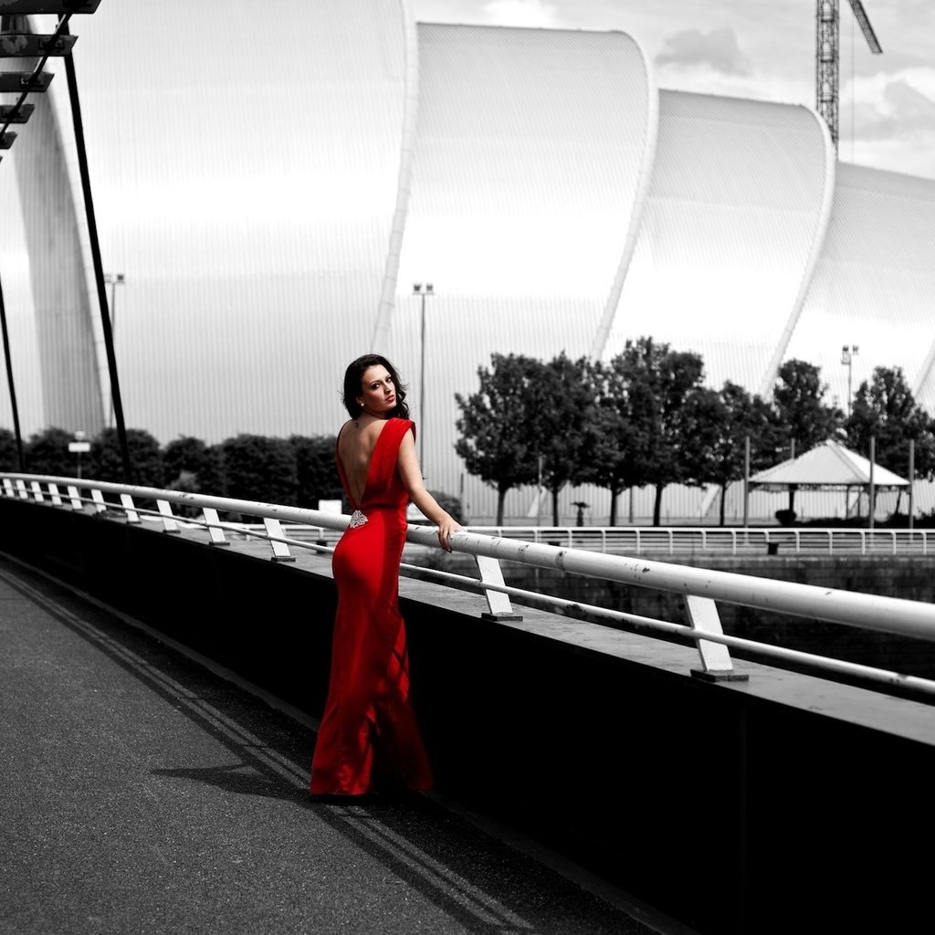 Обои девушка, мост, город, фигура, красное платье, стоит, girl, bridge, the city, figure, red dress, is разрешение 2000x1333 Загрузить