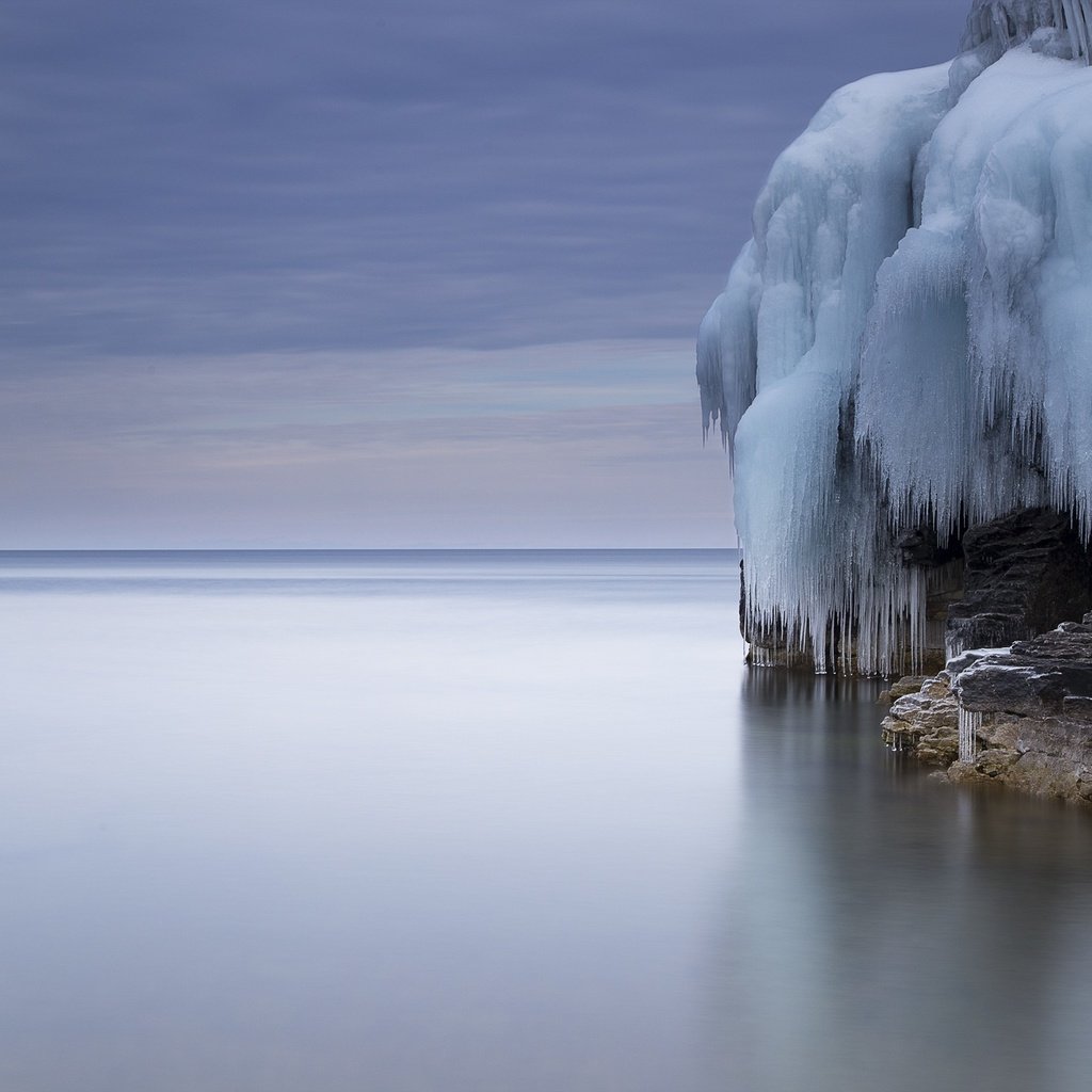 Обои небо, море, скала, горизонт, лёд, сосульки, ледник, глыба, the sky, sea, rock, horizon, ice, icicles, glacier, lump разрешение 2300x1533 Загрузить