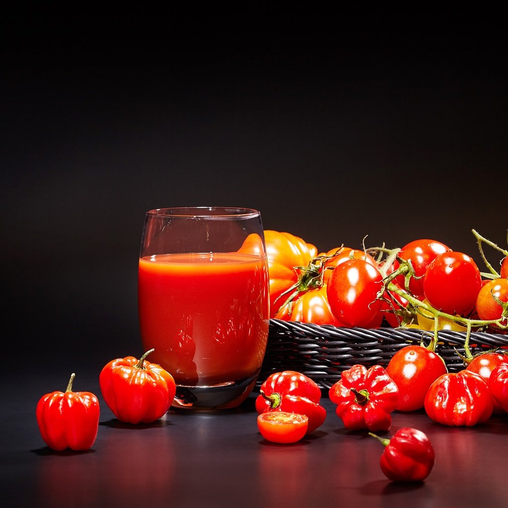 Обои черный фон, овощи, стакан, корзинка, помидоры, перец, сок, black background, vegetables, glass, basket, tomatoes, pepper, juice разрешение 5616x3744 Загрузить