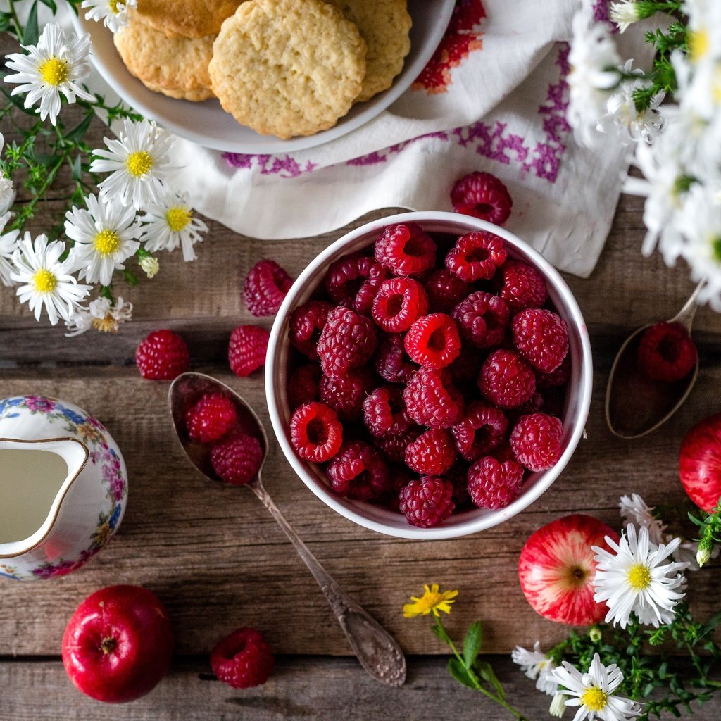 Обои цветы, малина, яблоки, ромашки, завтрак, печенье, натюрморт, flowers, raspberry, apples, chamomile, breakfast, cookies, still life разрешение 5643x3762 Загрузить