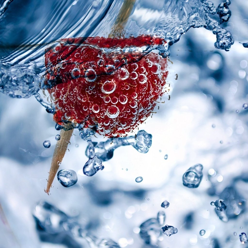 Обои вода, малина, капли, ягода, пузыри, в воде, water, raspberry, drops, berry, bubbles, in the water разрешение 2880x1800 Загрузить