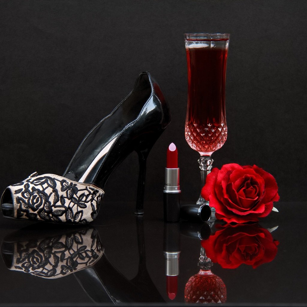 Обои роза, бокал, вино, туфли, помада, rose, glass, wine, shoes, lipstick разрешение 2048x1365 Загрузить