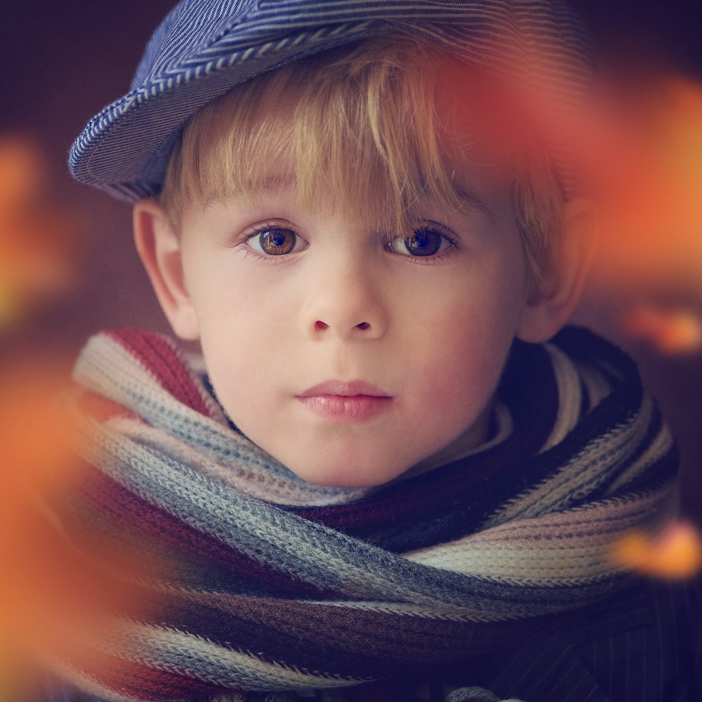 Обои взгляд, лицо, ребенок, мальчик, кепка, шарф, look, face, child, boy, cap, scarf разрешение 2048x1365 Загрузить