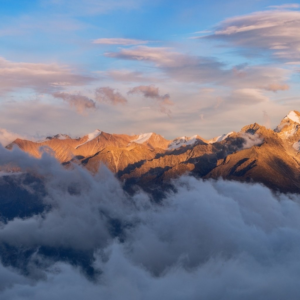 Обои небо, облака, горы, снег, хребты, высотоа, шевченко юрий, the sky, clouds, mountains, snow, ranges, wysota, shevchenko yuri разрешение 1920x1162 Загрузить