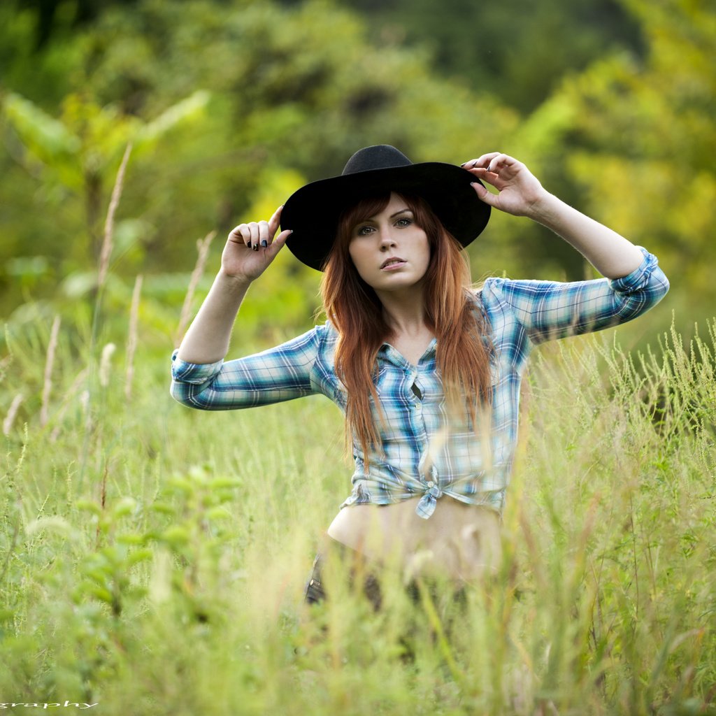 Обои трава, девушка, взгляд, лицо, шляпа, рубашка, рыжеволосая, grass, girl, look, face, hat, shirt, redhead разрешение 6144x4088 Загрузить