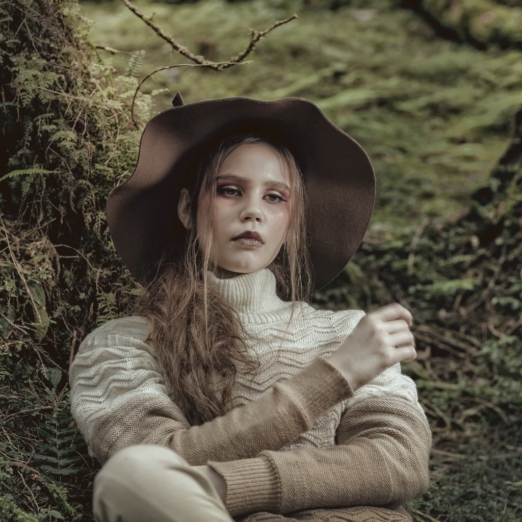 Обои лес, стиль, девушка, мох, волосы, шляпа, свитер, forest, style, girl, moss, hair, hat, sweater разрешение 8688x5792 Загрузить