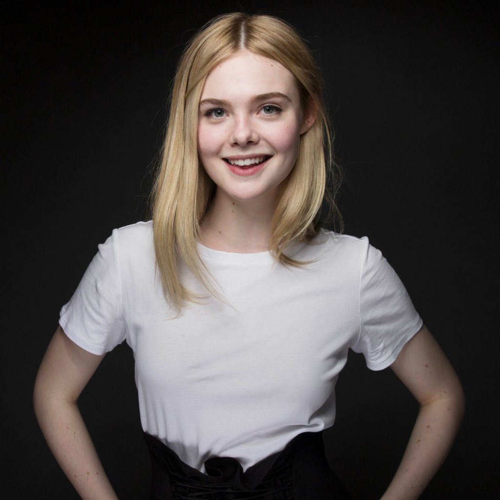 Обои девушка, эль фаннинг, блондинка, элли фаннинг, улыбка, elle fanning;, взгляд, волосы, черный фон, лицо, актриса, girl, el fanning, blonde, elle fanning, smile, look, hair, black background, face, actress разрешение 4344x2444 Загрузить