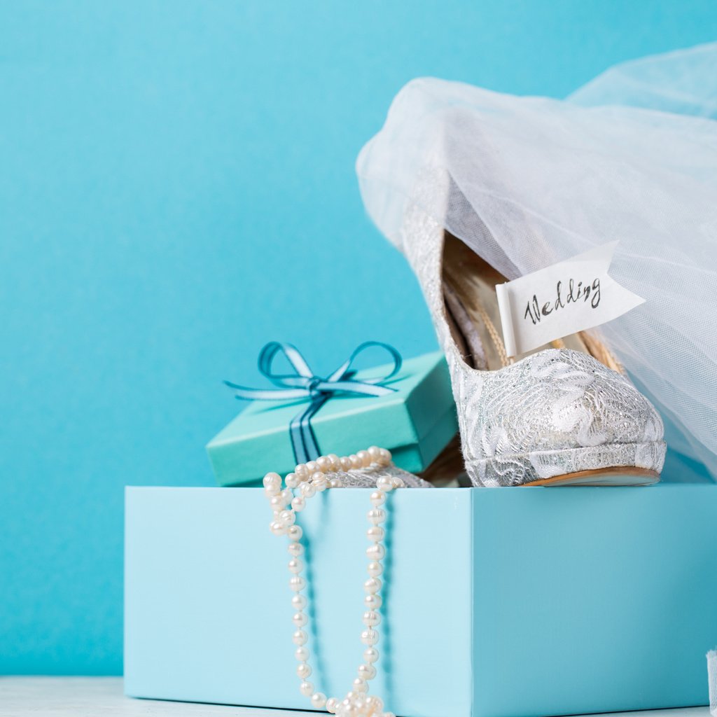 Обои бусы, подарок, свадьба, туфли, коробка, голубая, beads, gift, wedding, shoes, box, blue разрешение 2560x1600 Загрузить