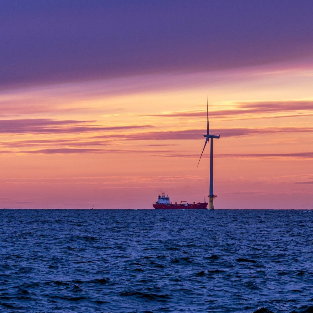 Обои закат, море, корабль, ветряки, финляндия, ветряные мельницы, sunset, sea, ship, windmills, finland разрешение 3072x1439 Загрузить