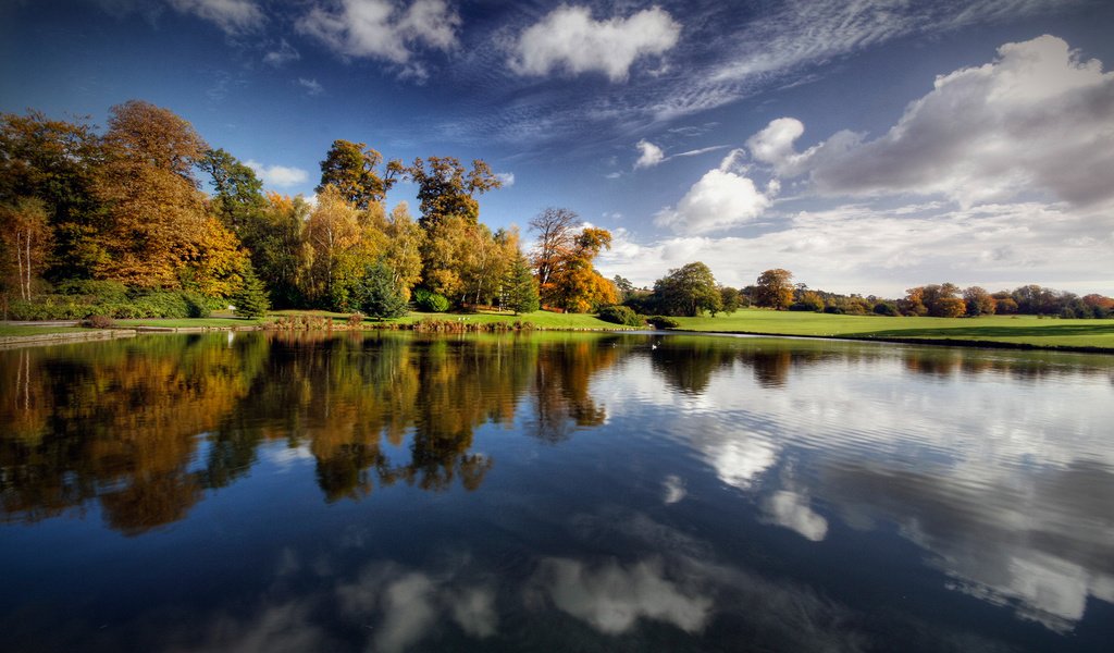 Обои облака, деревья, озеро, отражение, clouds, trees, lake, reflection разрешение 1920x1200 Загрузить