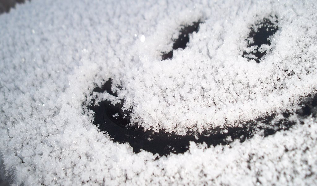 Обои снег, стекло, смайлик, snow, glass, smiley разрешение 2560x1600 Загрузить