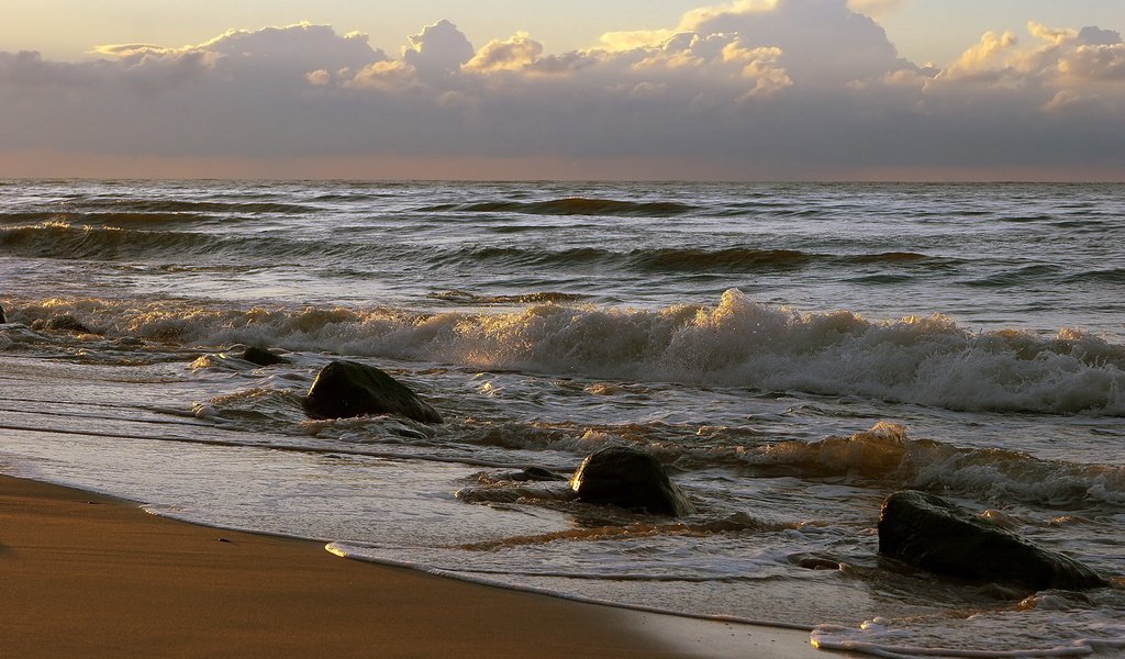 Обои небо, вода, камни, волны, закат, горизонт, брызги, прибой, the sky, water, stones, wave, sunset, horizon, squirt, surf разрешение 1920x1200 Загрузить