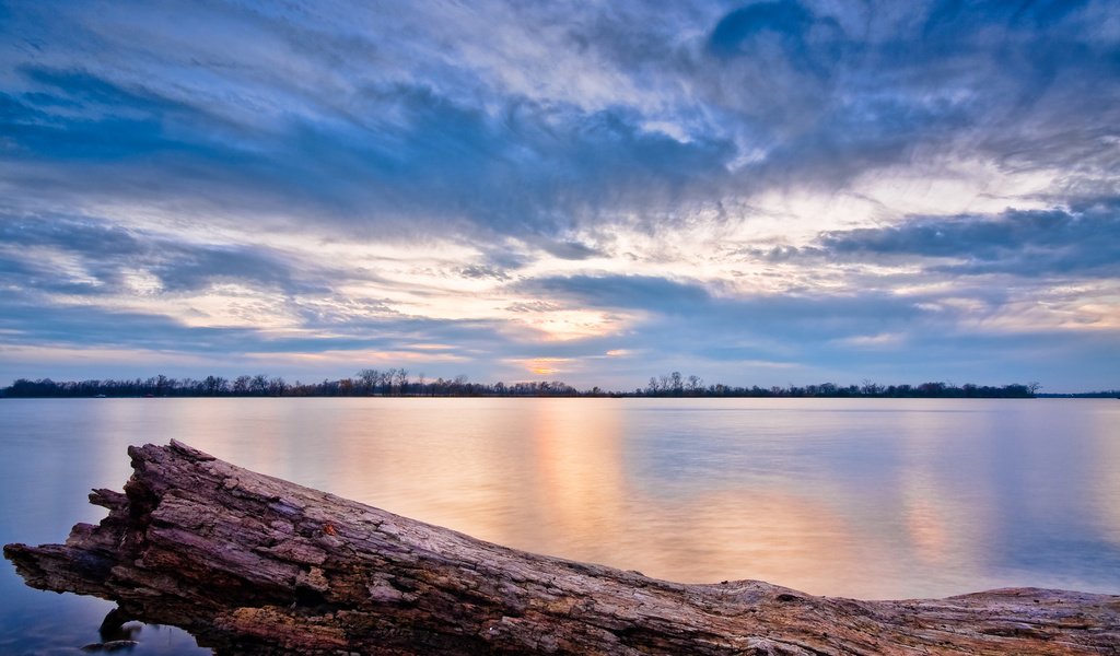 Обои небо, облака, озеро, река, дерево, пейзаж, бревно, the sky, clouds, lake, river, tree, landscape, log разрешение 2560x1600 Загрузить