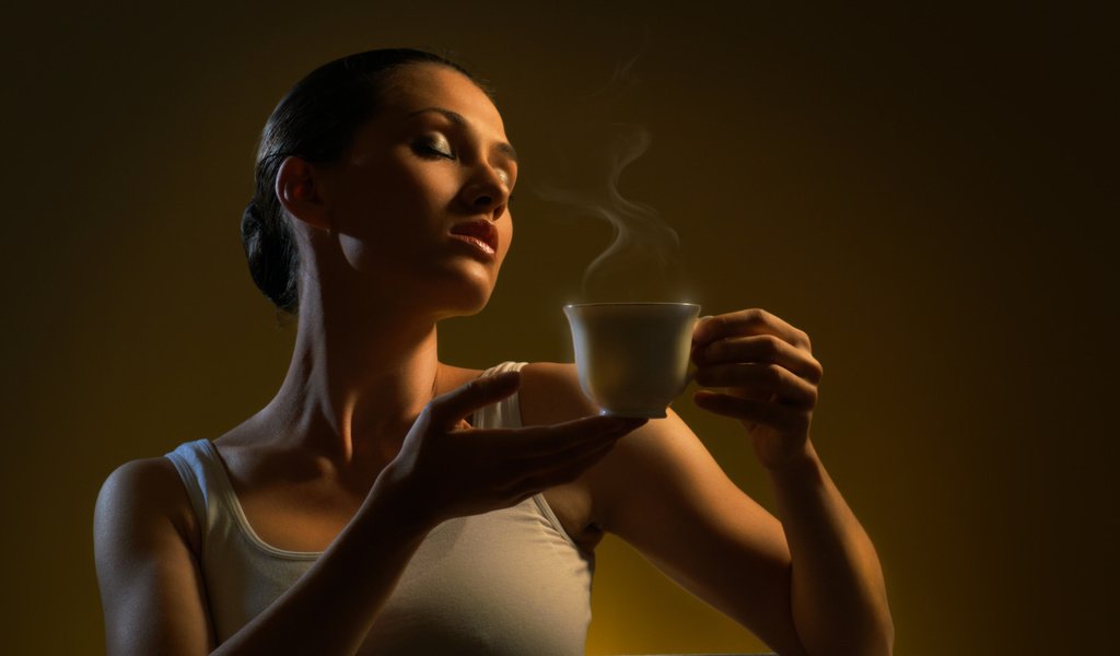 Обои девушка, брюнетка, кофе, чашка, прическа, майка, дымок, girl, brunette, coffee, cup, hairstyle, mike, smoke разрешение 2560x1600 Загрузить